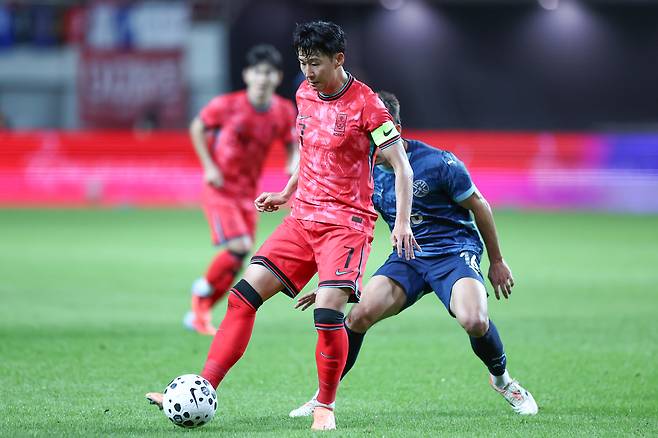 14일 서울 마포구 서울월드컵경기장에서 열린 한국과 파라과이 축구 대표팀의 친선경기. 손흥민이 드리블하고 있다. 연합뉴스