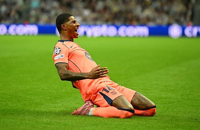 바르셀로나 래시포드가 유럽챔피언스리그 뉴캐슬전에서 골을 넣은 뒤 세리머니하고 있다. Getty Images코리아