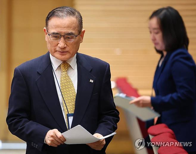 캄보디아 이슈 대응 현황 브리핑 참석하는 위성락 안보실장 (서울=연합뉴스) 김도훈 기자 = 위성락 국가안보실장이 15일 최근 캄보디아에서 발생한 한국인 대상 납치·감금 범죄 대응 현황 관련 브리핑을 위해 용산 대통령실 대회의실로 입장하고 있다. 2025.10.15 superdoo82@yna.co.kr