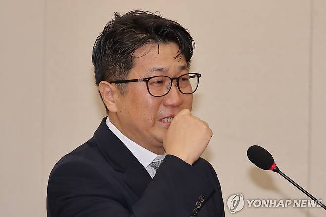 눈물 흘리는 문지석 검사 (서울=연합뉴스) 류영석 기자 = 15일 서울 여의도 국회에서 열린 고용노동부에 대한 기후에너지환경고용노동위원회 국정감사에서 참고인 신분으로 출석한 문지석 검사가 쿠팡cfs 관련 질의에 답변하던 중 눈물을 흘리고 있다. 2025.10.15 ondol@yna.co.kr