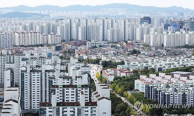 서울 전역 규제지역, 경기 12곳도 해당 (수원=연합뉴스) 홍기원 기자 = 정부가 최근 서울과 경기도 일부 지역의 집값 과열에 대응하고자 서울 전역과 경기도 12개 지역을 규제지역과 토지거래허가구역으로 지정한다. 규제지역 지정 효력은 16일부터 발생한다. 사진은 15일 경기도 수원시 영통구 일대 아파트 단지 모습. 2025.10.15 xanadu@yna.co.kr