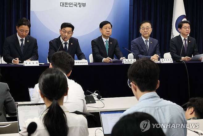 주택시장 안정화 대책 발표하는 윤창렬 국무조정실장 (서울=연합뉴스) 이정훈 기자 = 윤창렬 국무조정실장이 15일 서울 종로구 정부서울청사에서 주택시장 안정화 대책 관계부처 합동브리핑을 하고 있다.
왼쪽부터 임광현 국세정창, 윤창렬 국무조정실장, 구윤철 부총리 겸 기획재정부 장관, 김윤덕 국토교통부 장관, 이억원 금융위원장. 2025.10.15 uwg806@yna.co.kr