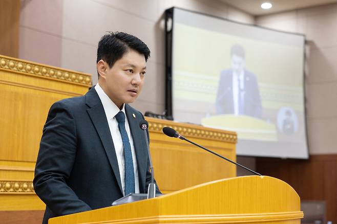▲ 한상민 시의원이 제381회 임시회에서 '자율방범대 활성화를 위한 정부 지원 촉구 건의안'을 대표 발의하고 있다./사진제공=양주시의회