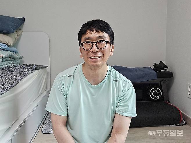 광주 광산구 '살던집 프로젝트'를 통해 요양병원에서 퇴원 후 지난 7월 '중간집'에 입주해 자립을 시작한 이대성씨. 강주비 기자