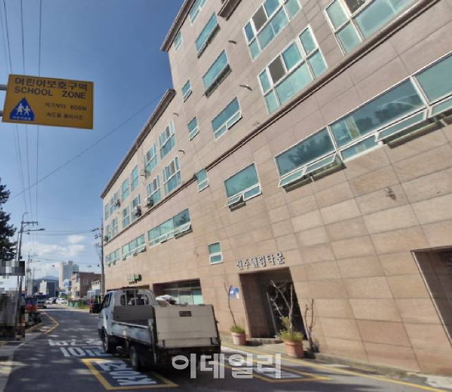 고리 원전(사진 왼쪽) 부지 바로 옆인 길천리에 원룸과 초등학교가 위치해 있다. 도로 하나를 사이에 놓고 원전과 주거지가 마주하고 있다. (사진=최훈길 기자)