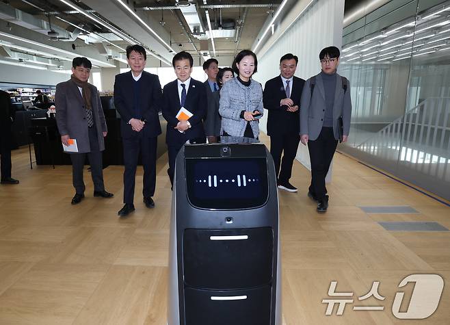 국회 과학기술정보방송통신위원들이 2월 19일 오전 경기 성남시 분당구 네이버 1784에서 열린 AI 산업 발전을 위한 현장 소통 간담회를 마치고 사내 배송 로봇 시연을 살펴보고 있다.(자료사진) 2025.2.19/뉴스1 ⓒ News1 김영운 기자