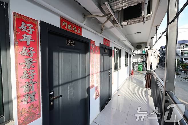 최근 캄보디아에서 한국인 대상 취업사기 및 감금 사건 등 각종 범죄에 연루된 사례가 수면 위로 드러나고 있다. 사진은 16일(현지시간) 캄보디아 프놈펜 인근 온라인스캠범죄단지인 태자단지. 2025.10.16/뉴스1 ⓒ News1 김도우 기자