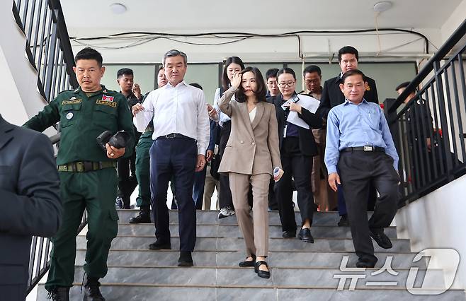 김진아 외교부 2차관과 박성주 경찰청 국가수사본부장이 16일(현지시간) 캄보디아 온라인스캠범죄단지로 알려진 태자단지를 방문해 현장점검 후 이동하고 있다. 2025.10.16/뉴스1 ⓒ News1 김도우 기자