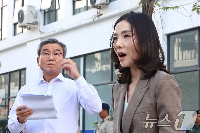 김진아 외교부 2차관과 박성주 경찰청 국가수사본부장이 16일(현지시간) 캄보디아 온라인스캠범죄단지로 알려진 태자단지를 방문해 현장 점검을 한뒤 브리핑하고 있다. 2025.10.16/뉴스1 ⓒ News1 김도우 기자