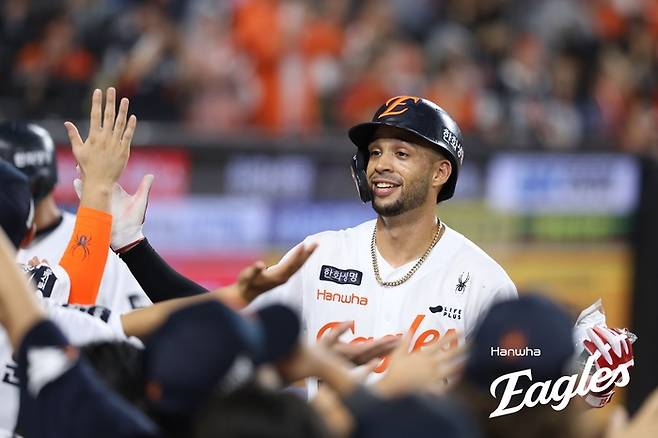 리베라토가 선수단과 하이파이브를 하고 있다. 사진 | 한화 이글스
