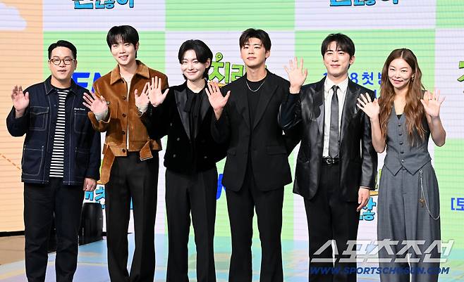 16일 서울 상암동 쇼킹케이팝센터에서 열린 ENA '길치라도 괜찮아'의 제작발표회, 공대한PD, 손태진, 김용빈, 박지현, 김원훈, 송해나가 포토타임을 갖고 있다. 허상욱 기자wook@sportschosun.com/2025.10.16/