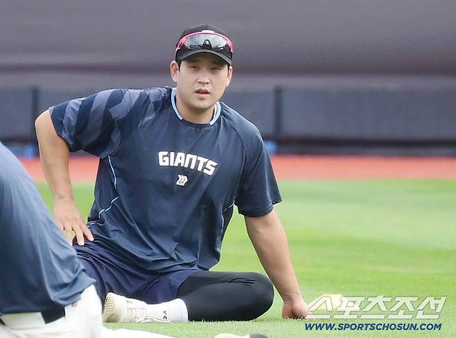 3일 수원 케이티위즈파크에서 열리는 KT와 롯데의 경기. 동료들과 함께 몸을 풀고 있는 롯데 유강남. 수원=송정헌 기자songs@sportschosun.com/2025.09.03/