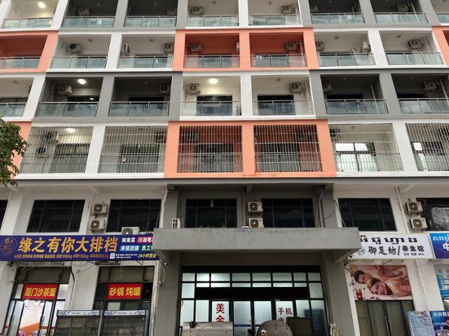 15일 캄보디아 시아누크빌에 있는 범죄 단지로 추정되는 건물. 쇠창살로 막혀 있는 곳이 눈에 띈다. 시아누크빌=허경주 특파원