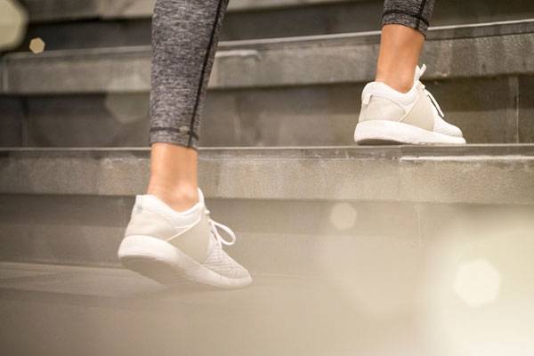 계단 오르기나 스쿼트 등 짧은 시간 간단한 신체 활동이 심장과 폐의 기능을 높이는 데 도움이 된다는 연구 결과가 나왔다./사진=클립아트코리아