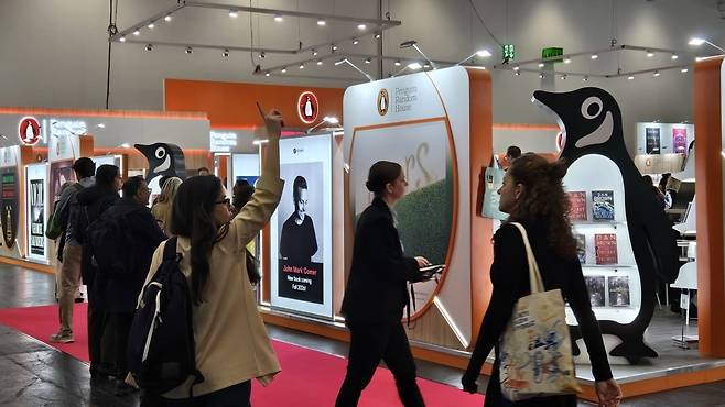 세계 최대 출판사 펭귄랜덤하우스가 프랑크푸르트 국제도서전에 설치한 홍보 부스.