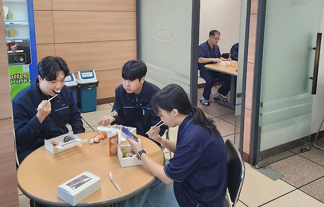 “소풍 온 것 같아요” 충남 아산득산농공단지 내 회사 퍼시픽에어콘트롤공업 직원들이 지난 15일 오전 휴게실에서 ‘산단 천원의 아침밥’ 사업 도시락을 먹고 있다.
