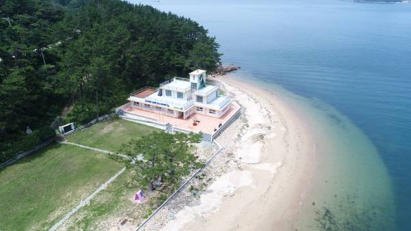 국내 최초로 설립된 공공형 고양이보호분양센터(고양이 학교)가 있는 경남 통영 용호도에서 ‘고양이와 함께하는 치유 여행’이 열린다. 사진은 고양이 학교 전경. 국제신문DB