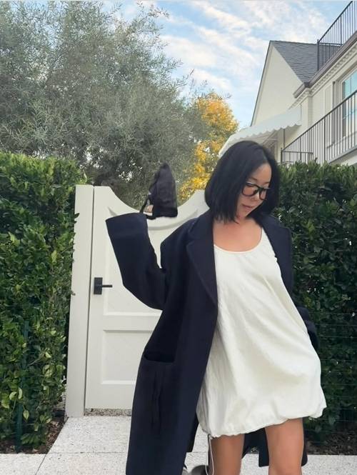 가수 겸 화가 이혜영이 장난기 가득한 반전 포즈로 근황을 전했다. 사진 = SNS