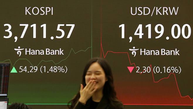 외국인들의 국내 증시 순투자가 지난 9월 기준 7조원에 달한 것으로 나타났다. 사진은 서울 중구 하나은행 딜링룸. /사진=뉴시스