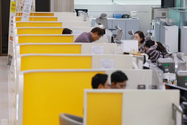 ▲정부가 부동산시장 안정 대책을 발표한 15일 서울 시내 시중은행을 찾은 시민이 창구에서 상담 받고 있다. 내일부터 수도권·규제지역의 시가 15억 초과∼25억원 미만 주택은 주담대 한도가 4억원, 25억원 초과 주택은 2억원으로 각각 줄어든다. 그간 대출 규제에서 제외돼온 1주택자의 전세대출도 이달부터 총부채원리금상환비율에 반영된다. 대출 한도 축소 효과를 내는 스트레스 금리의 하한이 현재 1.5%에서 수도권·규제지역 주담대에는 3%로 상향 조정되고, 은행권 주담대 위험가중치 하한 상향 조치를 시행하는 시기도 앞당겨진다. ⓒ연합뉴스