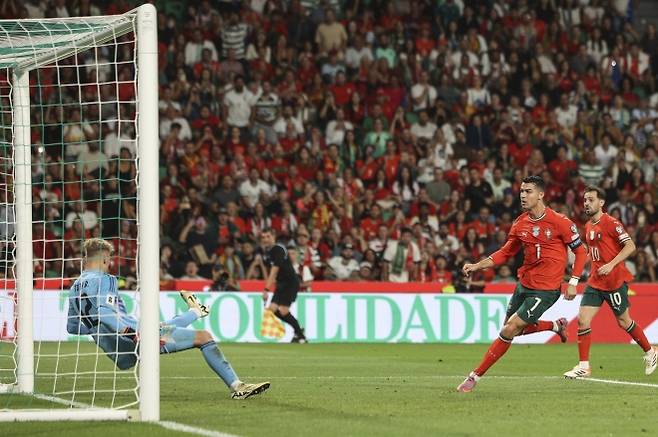 포르투갈 축구 국가대표 크리스티아누 호날두가 15일(한국시간) 포르투갈 리스본 이스다디우 주제 알발라드에서 열린 2026 북중미월드컵 유럽 예선 F조 4차전 헝가리와의 홈 경기에서 득점하고 있다. EPA 연합뉴스