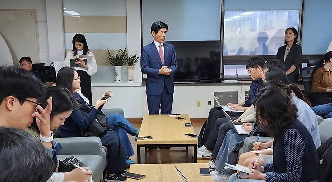 이태훈 대구 달서구청장이 10월13일 대구시청 기자실을 찾아 대구시 신청사 국제설계공모 당선작에 대한 의견을 내놓고 있다. ⓒ이태훈 달서구청장 페이스북