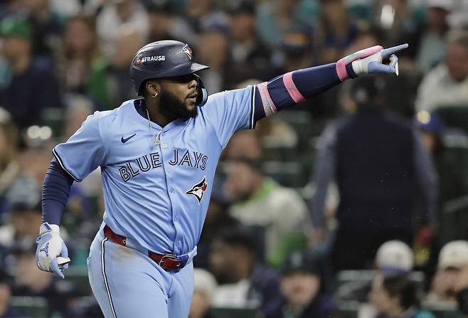 토론토 블라디미르 게레로 주니어가 16일 열린 아메리칸리그 챔피언십시리즈 3차전 시애틀 원정 5회초 홈런을 때리고 세리머니하고 있다. 로이터연합뉴스