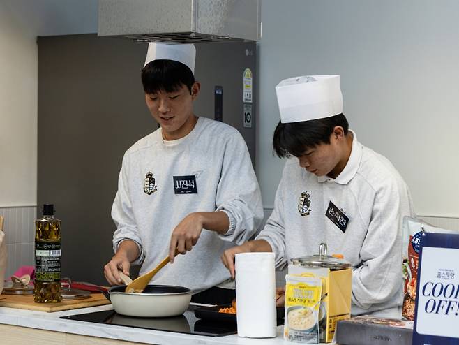 서진석(왼쪽)과 손혁진. /사진=서울 이랜드 제공