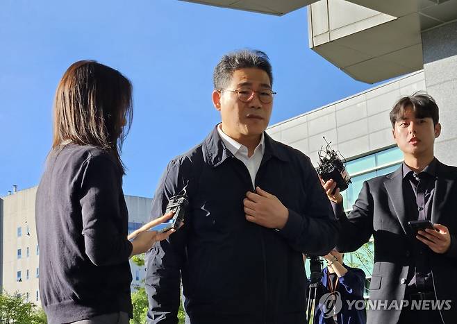 동부지검 출근한 백해룡 "검찰 수사팀은 불법단체" (서울=연합뉴스) 정윤주 기자 = 서울동부지검 '세관 마약수사 외압 의혹' 합동수사팀으로 파견이 결정된 백해룡 경정이 16일 서울송파구 동부지검으로 첫 출근하며 취재진 질문에 답하고 있다. 2025.10.16 jungle@yna.co.kr