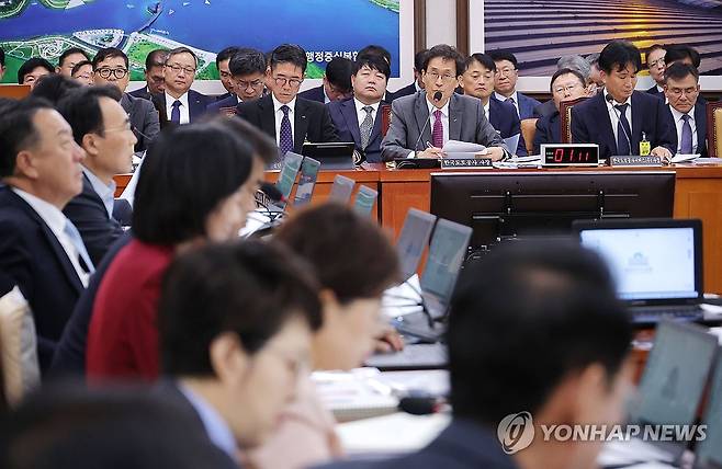 의원 질의 답변하는 함진규 한국도로공사 사장 (서울=연합뉴스) 류영석 기자 = 함진규 한국도로공사 사장이 16일 국회 국토교통위원회에서 열린 2025년도 국정감사에서 의원 질의에 답변하고 있다. 2025.10.16 ondol@yna.co.kr