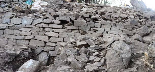 지난해 부산 서구 천마산에서 출토된 성벽의 외곽 모습. 서구청 제공