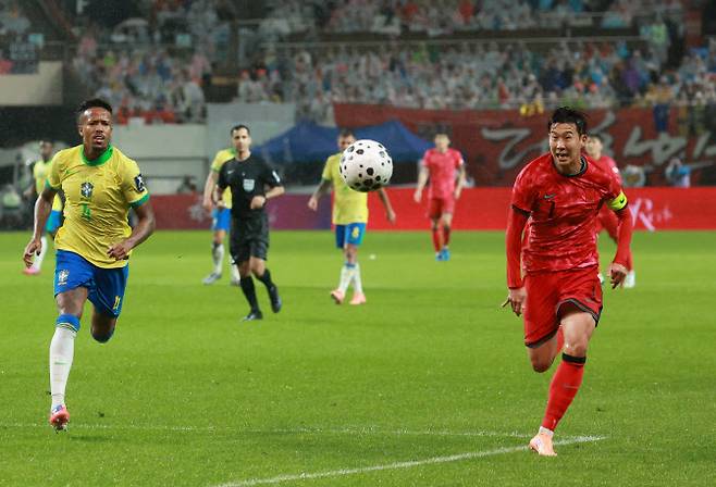10일 서울 마포구 서울월드컵경기장에서 열린 한국과 브라질 축구 대표팀의 친선경기. 손흥민이 공을 향해 질주하고 있다. 사진=연합뉴스