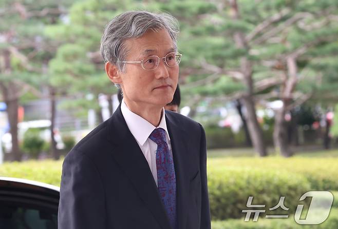 조희대 대법원장이 17일 오전 서울 서초구 대법원 청사로 출근을 하고 있다. 2025.10.17/뉴스1 ⓒ News1 김명섭 기자