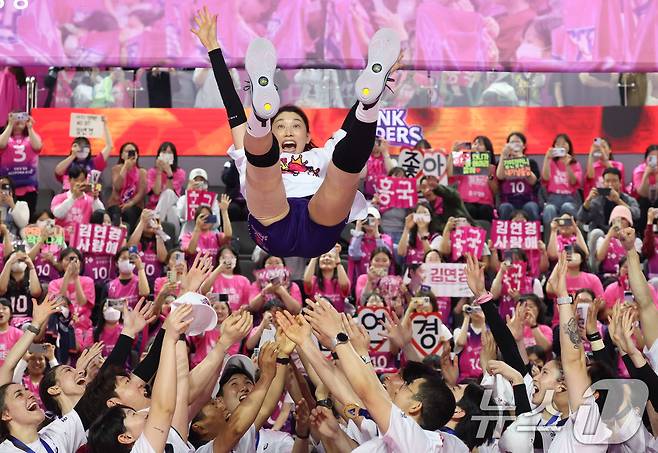 지난시즌 챔프전 5차전 이후 동료들에게 축하를 받는 김연경 2025.4.8/뉴스1 ⓒ News1 김명섭 기자