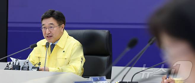 윤호중 행정안전부 장관이 16일 오전 세종시 정부세종청사 중앙재난안전상황실에서 열린 국가정보자원관리원 행정정보시스템 화재 관련 중대본 회의를 주재하며 발언하고 있다. 2025.10.16/뉴스1 ⓒ News1 김기남 기자