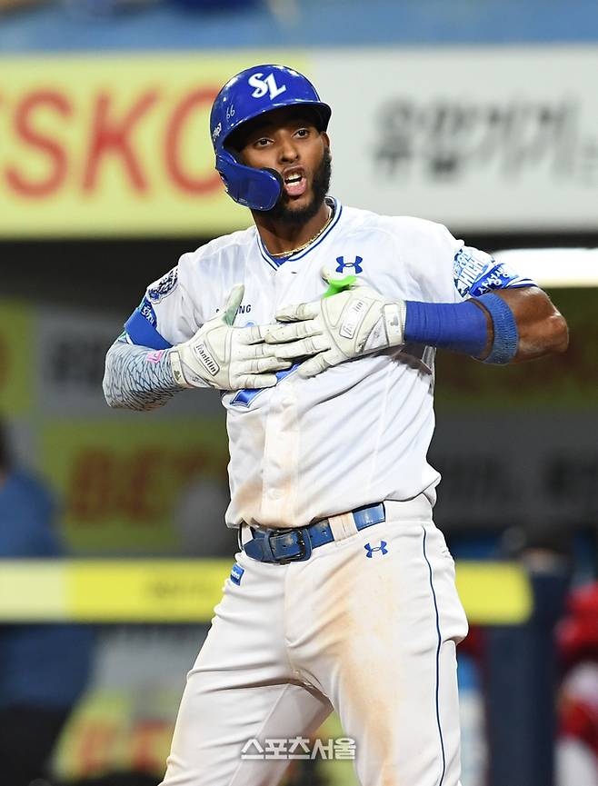삼성 디아즈가 14일 대구 삼성라이온즈파크에서 열린 2025 KBO리그 SSG와 준플레이오프 4차전 8회말 2사 1루 상황에서 SSG 이로운을 상대로 2점 홈런을 친 뒤 기뻐하고 있다. 대구 | 박진업 기자 upandup@sportsseoul.com