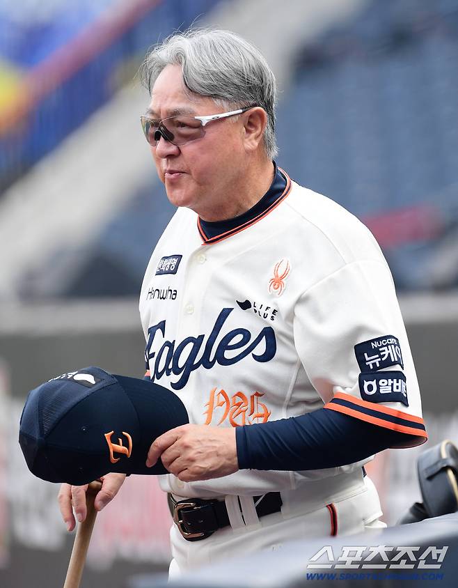 27일 대전 한화생명볼파크에서 열리는 KBO리그 한화와 LG의 경기. 선수들의 훈련을 지켜보고 있는 한화 김경문 감독. 대전=송정헌 기자songs@sportschosun.com/2025.09.27/