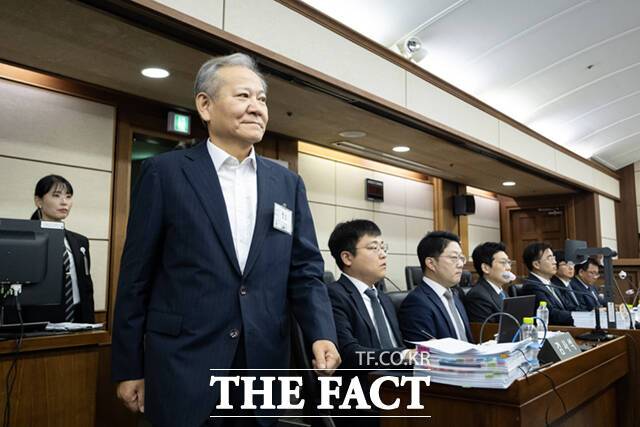 이상민 전 행정안전부 장관이 17일 서울 서초구 서울중앙지법에서 열린 내란 중요임무 종사 등 혐의 첫 공판기일에 출석하고 있다. /사진공동취재단