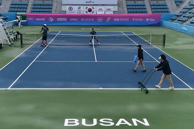 17일 오전에 내린 소나기로 개막전이 지연되고 있다