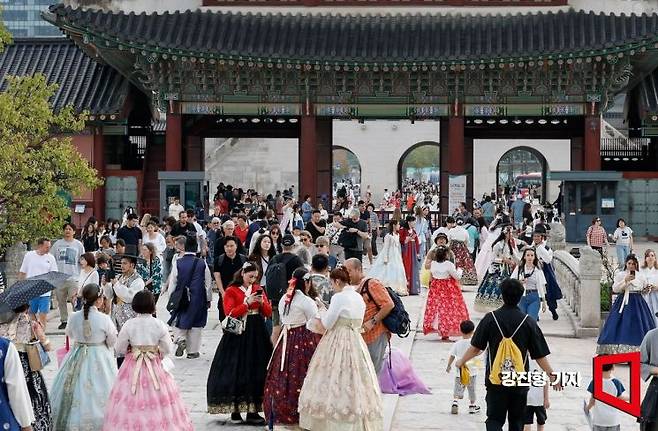 지난달 29일 서울 경복궁이 외국인 관광객들로 붐비고 있다. 강진형 기자