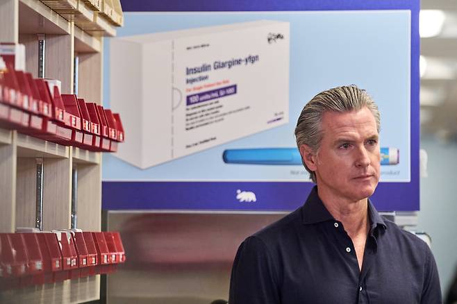 개빈 뉴섬 캘리포니아 주지사가 2025년 10월 16일 로스앤젤레스에 있는 시더-사이나이 약국에서 열린 기자 회견에서 CalRx 브랜드 인슐린펜 발매 소식을 발표하고 있다. /연합뉴스