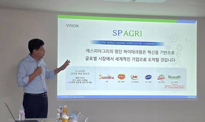 지난 15일 박대성 SP아그리 대표가 충남 서산시 운산면에 위치한 SP아그리의 최첨단 스마트팜에서 딸기에 대해 설명하고 있다.ⓒ임유정 기자