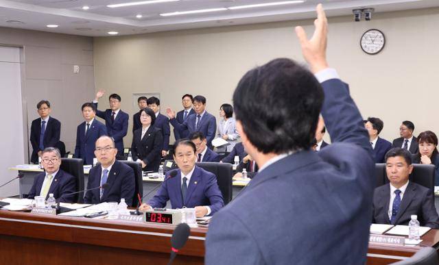 16일 정부세종청사에서 열린 국회 정무위원회의 국민권익위원회 국정감사 도중, 이강일(맨 앞 뒷모습) 더불어민주당 의원이 '유철환 국민권익위원장의 서울서부지법 판사 비판 발언을 들은 적이 있는 권익위 간부들은 손을 들어 보라'고 요구하자 일부 간부들이 손을 들고 있다. 세종=뉴시스