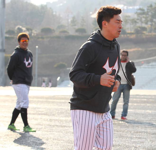 2014.01.06 부산=김민규 기자 <롯데자이언츠 체력테스트> 6일 시무식을 마친 롯데자이언츠선수들이 오후 부산 아시아드 보조경기장에서 체력테스트를 가졌다. 손아섭 1000m 달리기를 힘겹게 뛰는 동안 뒤에서 강민호가 웃으며 바라보고 있다.