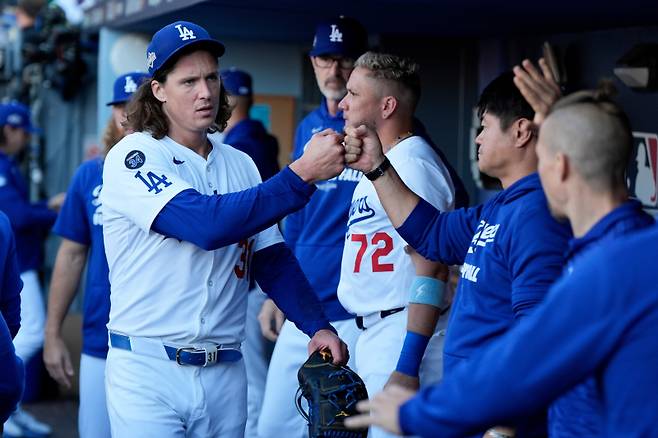 <yonhap photo-1948=""> Los Angeles Dodgers pitcher Tyler Glasnow celebrates in the dugout after leaving the game against the Milwaukee Brewers during the sixth inning in Game 3 of baseball's National League Championship Series, Thursday, Oct. 16, 2025, in Los Angeles. (AP Photo/Ashley Landis)/2025-10-17 09:04:20/ <저작권자 ⓒ 1980-2025 ㈜연합뉴스. 무단 전재 재배포 금지, AI 학습 및 활용 금지></yonhap>