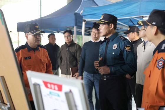 김동권 경기북부경찰청장(가운데)이 지난 13일 경기 의정부시 중랑천에서 중학생 1명이 실종된 사고와 관련해 14일 수색 현장을 점검하고 총력 대응을 지시하고 있다. 사진 경기북부경찰청