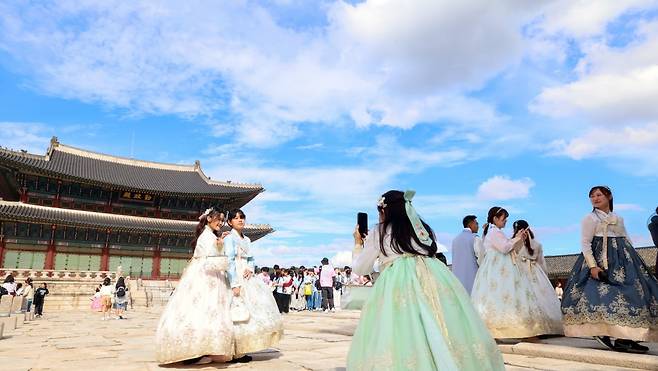 건청궁 향원정에서 관광객들이 사진을 찍고 있다. /사진=최혁 기자