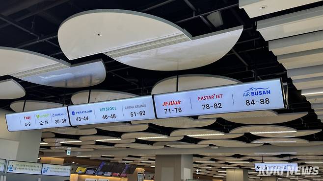 김포공항 국내선 수속층에 걸린 항공사별 카운터 번호 안내판. 모든 항공사가 영어 로고로 표시되어 있다. 김수지 기자