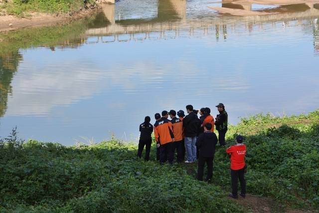 17일 오전 의정부시 중랑천 동막교 인근에서 실종 중학생으로 추정되는 시신 1구가 발견돼 경찰과 소방당국이 현장을 조사 중이다. 연합뉴스