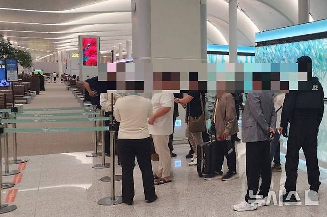 인천공항경찰단은 16부터 인천공항 내 캄보디아행 항공편 탑승구에 경찰관 4명을 상시 배치해 불심검문을 진행하고 있다./사진=뉴시스(인천공항경찰단 제공)